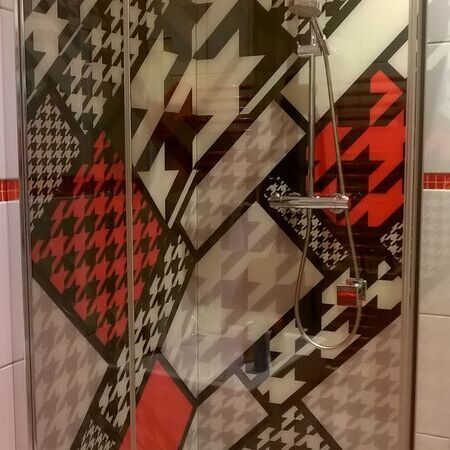 Duschrückwand mit Dekorfolie
