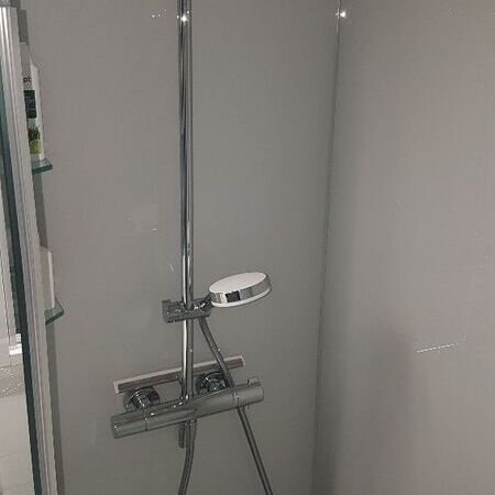 Duschrückwand mit Emailglas