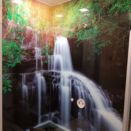 Duschrückwand mit Dekorfolie