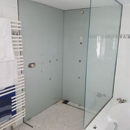 Duschrückwand mit Emailglas