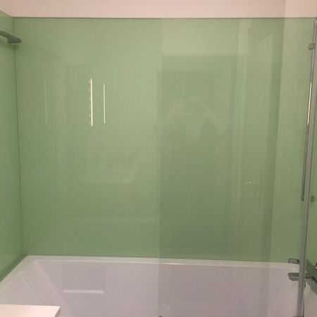 Duschrückwand mit Emailglas