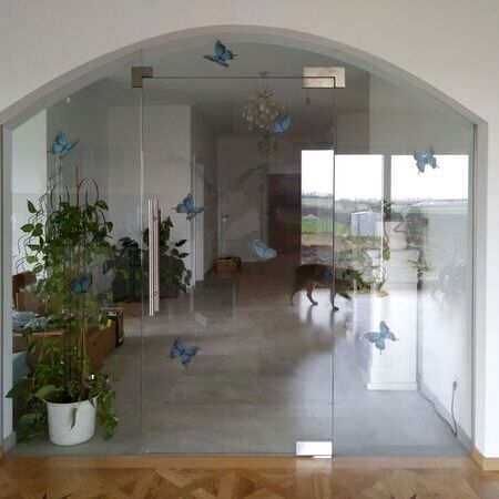 Ganzglasanlage mit Schmetterlingen
