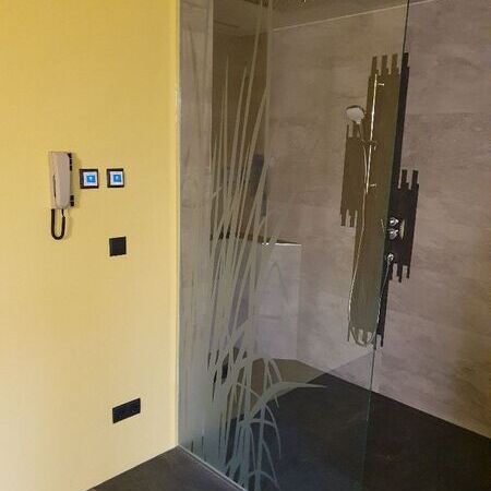 Duschfixteil mit Gräsern