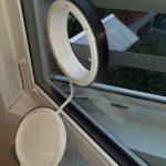 Loch in Fensterscheibe für Klimaanlage